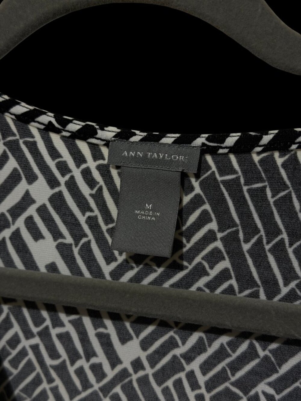 Ann Taylor Black White Abstract Graphic V-Neck Faux Wrap Tie Waist Blouse M - Picture 3 of 6